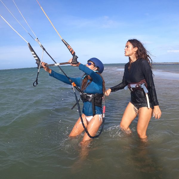 Um momento emocionante de aprendizado no kitesurf: Um kitesurfista está explorando a janela de vento pela primeira vez.